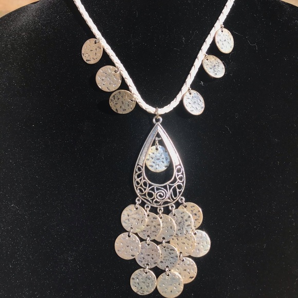 VINTAGE VEGAN SILVER TONE NECKLACE & EARRING SET - Picture 2 of 4